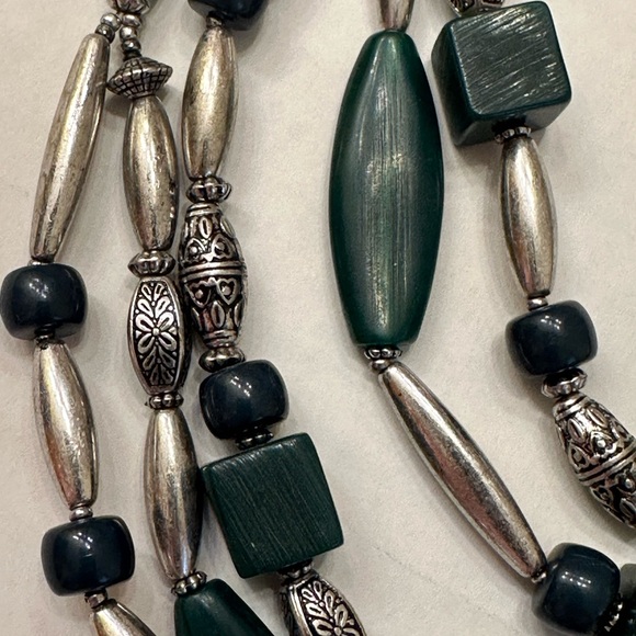 Chico’s Necklace Green & Silver Tone 21” - Picture 2 of 5